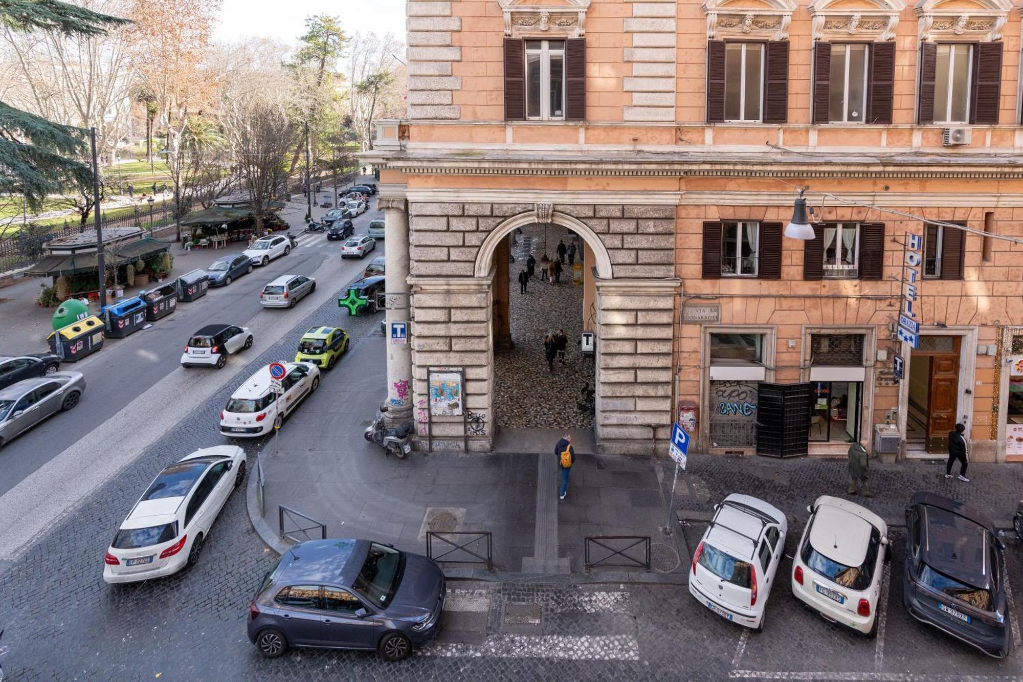 Leone D'Oro Guesthouse - Close To Piazza Vittorio ローマ エクステリア 写真